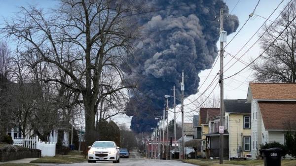俄亥俄州火车脱轨:官员称，5节载有危险物品的脱轨火车车厢已不再燃烧