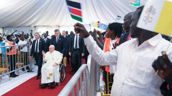 教皇方济各在会见因战争而流离失所的南苏丹人民时恳求和平