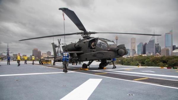 AH-64E Apache lands on HMAS Canberra
